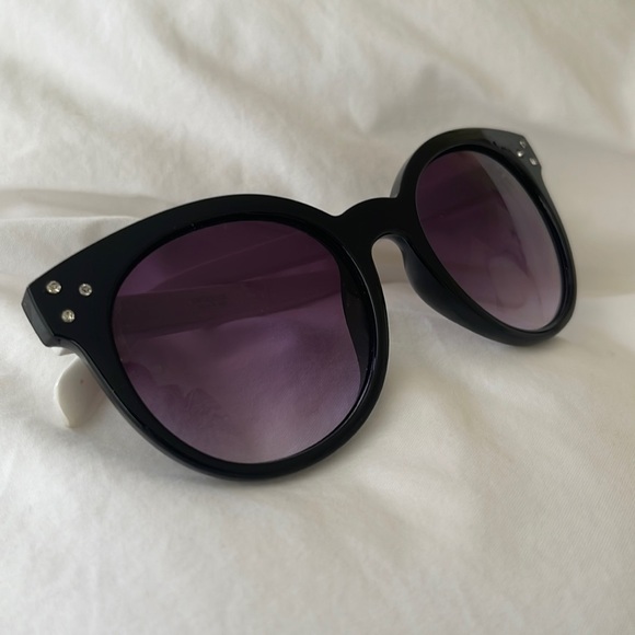 Black And White Sunglasses With Jewels - Picture 1 of 5